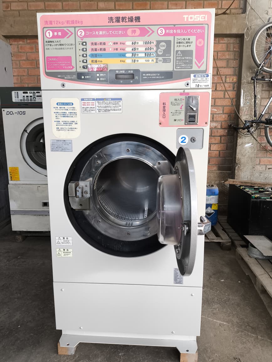 Máquina TOSEI con puerta abierta